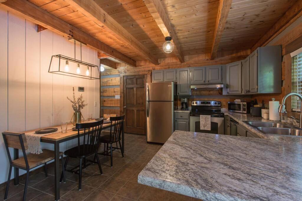 Southern Oak Cabin - Newly Remodeled - Close To All Attractions Sevierville Exterior foto